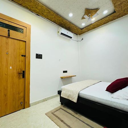 Aura Homestay พาราณสี ภายนอก รูปภาพ