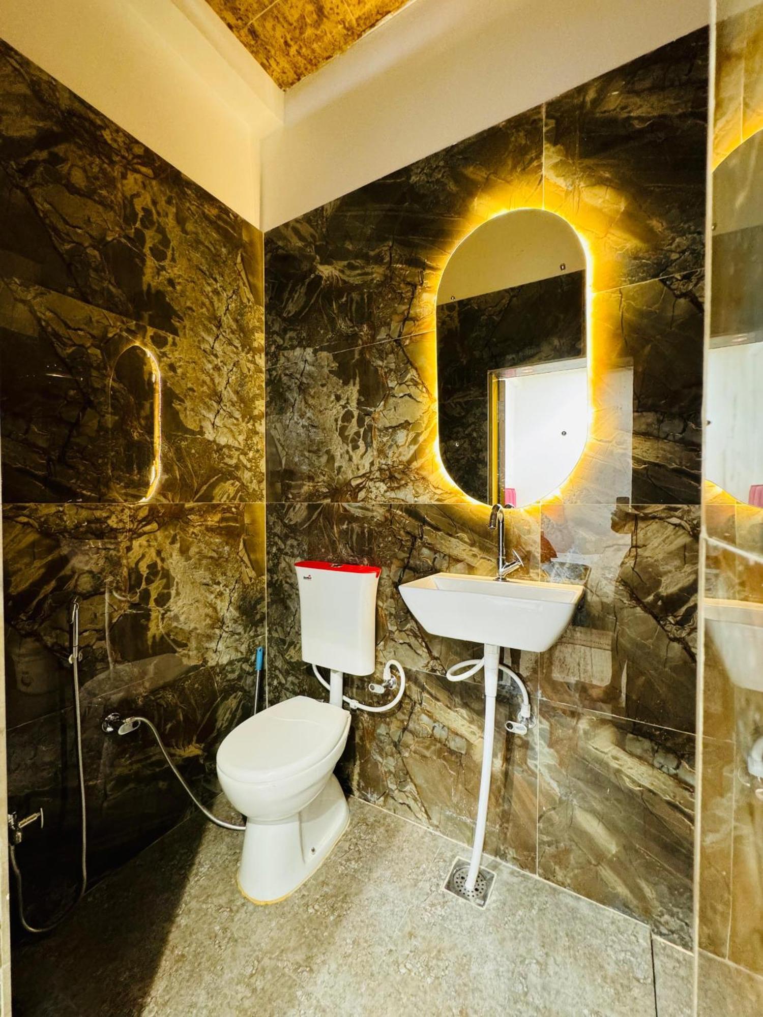 Aura Homestay พาราณสี ภายนอก รูปภาพ